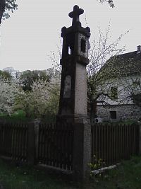 18. Kamenná tesaná zvonička ve Chválově asi z roku 1883?