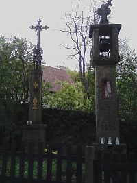 30. Kamenná zvonička v Myslkově z roku 1895, křížek s datací 1870.
