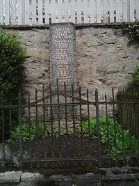 43. Pomník obětem světové války před bývalou školou v Kvasejovicích.