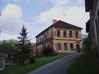 9. Bývalá škola ve Velkých Heřmanicích.
