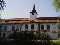 0. Pozdně barokní jednopatrový trojkřídlý zámek v Nadějkově vznikl přestavbou vodní tvrze ze 14. stol.