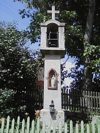 52. Kamenná tesaná zvonička v horním Veletíně.