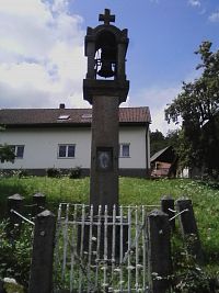 38. Kamenná tesaná zvonička v Radešicích z roku 1883.