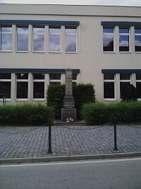 10. Pomník obětem světové války před čerčanskou školou.