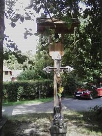 17. Zvonička s křížkem v Javorníku.
