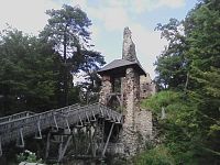 22. Zřícenina hradu Zlenice založeného kolem roku 1318. Zbyla část věže zvaná Hláska, jež se vypíná nad Sázavou. Častý motiv Ladových obrázků.