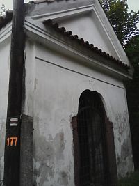 35. Výklenková kaple Čtrnácti sv. pomocníků  kousek od Chocerad.