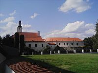 38. Zámek Komorní Hrádek tyčící se  nad Sázavou byl postaven jako novostavba v r. 1412.