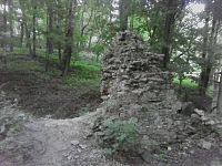 39. Hrad Čejchanov, původně zvaný jen Hrádek, se poprvé připomíná roku 1318. Jeho zbytky lze nalézt na ostrohu níže pod zámkem Komorní Hrádek.