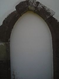51. Objevený gotický lomený oblouk na kostele.