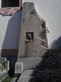 52. Na hřbitůvku tu má pomník Eduard Grégr, novinář a politik Mladočeské strany.