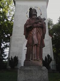 66. Před kostelem stojí socha sv. Jana Nepomuckého.