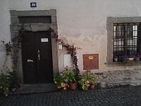 25. Kosovská fara s kamenným ostěním dveří a oken