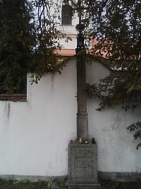 51. Kříž u kostelní zdi v Petrovicích z roku 1853