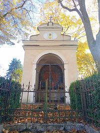 26. Kaple Sv. Jana Nepomuckého a rodinná hrobka hrabat Baillet de Latour z roku 1740