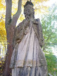 28. Vpravo kamenná socha Sv. Jana Nepomuckého z roku 1727