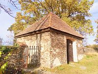 38. Židovský hřbitov u Radenína z roku 1723, márnice je z 19. stol