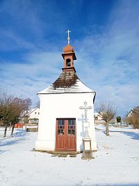 12. Návesní kaple v Roučkovicích z přelomu 18. a 19. stol., kříž je z roku 1898