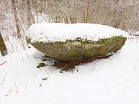 11. Obětní kámen, nazvaný M1, je největším megalitem u Myslkova