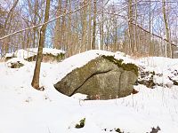 16. Kameny pod sněhem sedí tiše