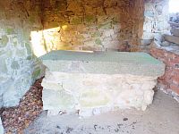 15.  Kamenný stůl sloužící k rituální očistě zemřelých