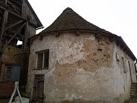 28. Tvrz postavili Rožmberkové jako sídlo purkrabího v průběhu 13. stol