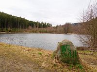 61. Kámen u rybníku Musík, dílo neznámých vandalů