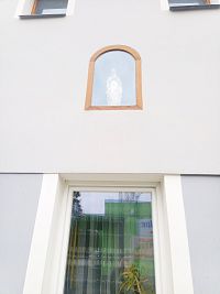 14. Soška Panny Marie ve výklenku