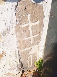 17. Smírčí kříž ve zdi hřbitova