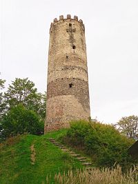 10. Hrad Šelmberk se zachovalou bergfritovou věží
