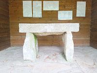 32. Výklenek zvaný oltářní mensa ukrývá kamenný stůl