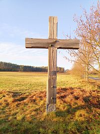 2. Krchovský kříž. Původně z roku 1741, ten dnešní je replika z roku 1998
