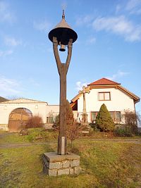3. Dřevěná zvonička ve Vladyčíně byla vytvořena z rozvětveného kmene jilmu před více než 100 lety