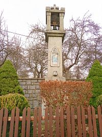29. Kamenná zvonička z roku 1903 v Hulíně
