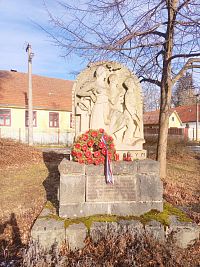 13. Pomník obětem války v Těchobuzi