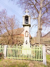 18. Kamenné zvoničky zdobí každou zdejší vesničku