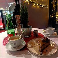 Capuccino, minerálka a dortík, Café Luna, prosinec 2023