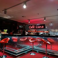 Barové židle u barového pultu v Café Luna, prosinec 2023