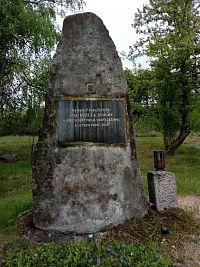 Památník seskoku parašutistů skupiny Out Distance - Ořechov