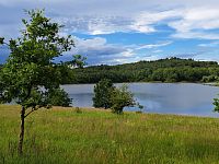 CT3, vodní nádrž Klabava se siluetou Kaple Navštívení Pany Marie na Vršíčku, zdroj: turisturaj.cz