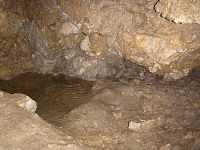 Velice nevšední jeskyně s občasným jezírkem v Mankově skále.