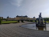 Drottningholmský palác s Herkulovou kašnou