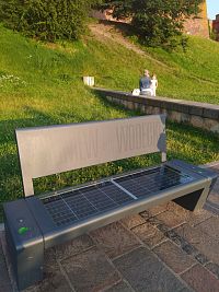 V parku pod Wawelem hrající lavička