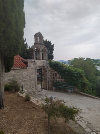 Chorvatský hřbitov v kopci nad městem Gradac