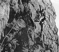 Ivo Haška v zimě 1982 leze západní stěnou K2 - Žofky.