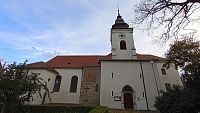 Kostel sv. Jiljí, na fotografii lze vidět i původní románské zdivo