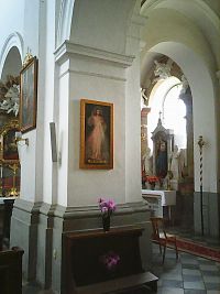 Moderní Kristův obraz v interiéru kostela