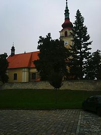 Kostel svatého Václava (Pohled z ulice)