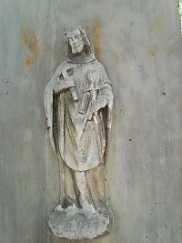 Plastika svatého na podstavci kříže před kostelem