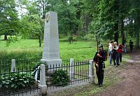 Trutnov, Komentovaná vycházka NS Den bitvy u Trutnova, památník padlých s vojákem v dobové uniformě